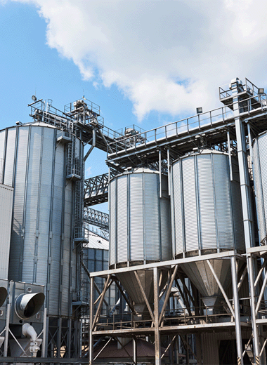 aerospace Planta industrial con tanques de almacenamiento y suministro de combustible para procesos productivos